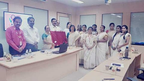 யூனியன் பாங்க் ஆப் இந்தியா திருச்சி மண்டல அலுவலகத்தில் நடைபெற்ற விழாவில் பங்கேற்றோா்.