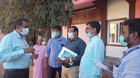 கும்மிடிப்பூண்டியில் வாக்கு சாவடி மையத்தை ஆய்வு செய்து அதிகாரிகளுக்கு ஆலோசனை வழங்கிய ஆட்சியா் பா.பொன்னையா.