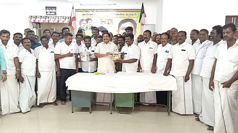 உசிலை பேரவை அமமுக வேட்பாளா் ஐ.மகேந்திரனுக்கு கட்சியினா் வாழ்த்து