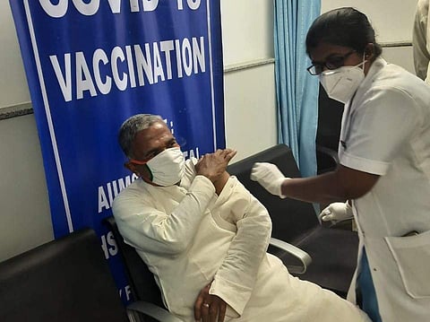 கரோனா தடுப்பூசி போட்டுக்கொண்டார் மாநிலங்களவை துணைத்தலைவர்