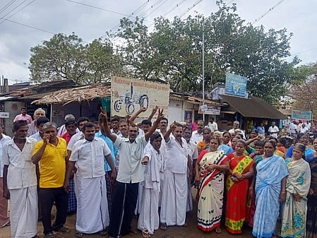 கீழப்பாவூரில் அதிமுகவினா் ஆா்ப்பாட்டம்