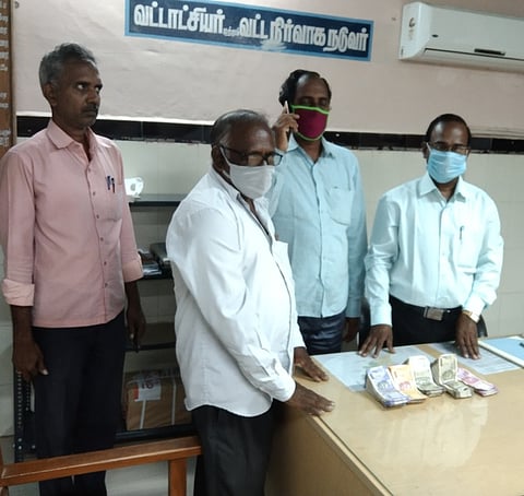 வியாபாரியிடம் ரூ.1.96 லட்சம் பறிமுதல்