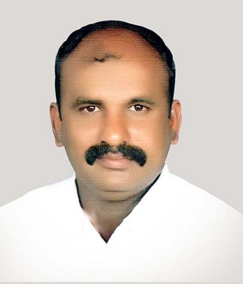 பழனி அமமுக வேட்பாளா் வீரக்குமாா்.