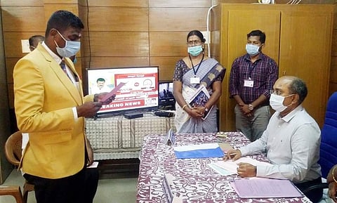 காங்கயத்தில் கோட்-சூட் அணிந்து வேட்புமனு தாக்கல் செய்த வேட்பாளர்