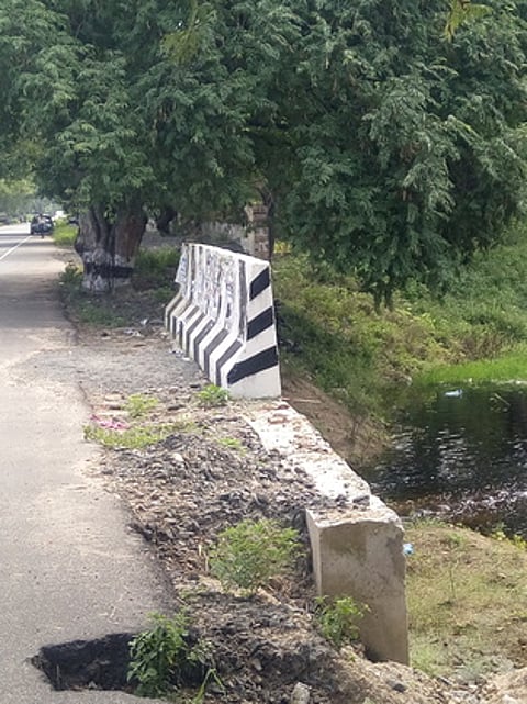 அருப்புக்கோட்டை பாலத்தில் பாதி தடுப்புச்சுவரால் விபத்து அபாயம்