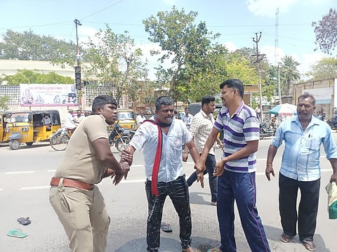 திமுக தொண்டா் தீக்குளிக்க முயற்சி