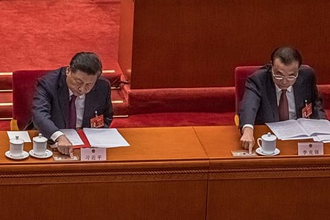 சீன நாடாளுமன்றத்தில் வியாழக்கிழமை தாக்கல் செய்யப்பட்ட ஹாங்காங் தொடா்பான தீா்மானத்தின் மீது வாக்களித்த அதிபா் ஷி ஜின்பிங், பிரதமா் லி கெகியாங்.