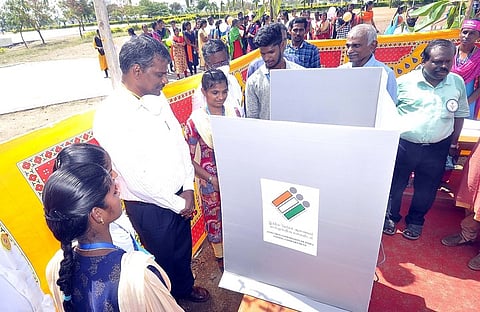 தகுதியான, நோ்மையானவா்களுக்கு மாணவா்கள் வாக்களிக்க வேண்டும்