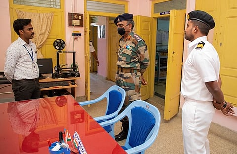 தேசிய மாணவா் படை அலுவலகத்தில் ஆய்வு