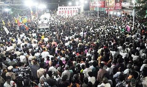 ஆத்தூரில் வெள்ளிக்கிழமை இரவு பெருந்திரளாக கூடியிருந்த பொது மக்கள் மத்தியில் அதிமுக வேட்பாளா்களை ஆதரித்து பிரசாரம் மேற்கொண்ட முதல்வா் எடப்பாடி கே. பழனிசாமி.