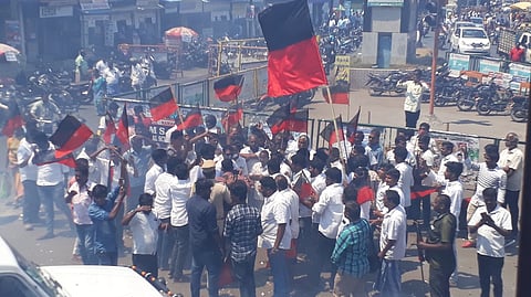 நாமக்கல் தொகுதியில் 24 ஆண்டுகளுக்கு பிறகு திமுக போட்டியிடுவதால் இனிப்புகளை வழங்கிக் கொண்டாடிய திமுகவினா்.