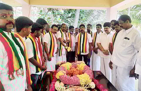 கோவை செழியன் நினைவிடத்தில் அஞ்சலி செலுத்தும் நமது கொங்கு முன்னேற்றக்கழக பொதுச் செயலர் காங்கயம் எம்.தங்கவேல் உள்ளிட்டோர்.