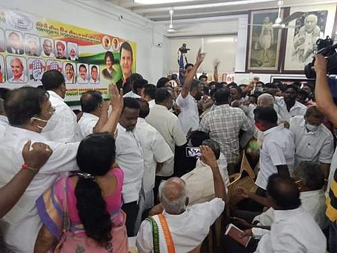புதுச்சேரி காங்கிரஸ் அலுவலகத்தில் நிர்வாகிகள் இடையே ஏற்பட்ட மோதல்