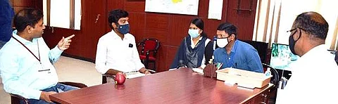 சங்ககிரி சட்டப்பேரவை தொகுதி தேர்தல் அலுவலகத்திற்கு ஞாயிற்றுக்கிழமை வருகை தந்த சங்ககிரி சட்டப்பேரவை தொகுதிக்கான தேர்தல் செலவினப் பார்வையாளர் ஸ்ரீதர் கெடிலா தேர்தல் அலுவலர்களுடன் ஆலோசனை நடத்துகிறார்.