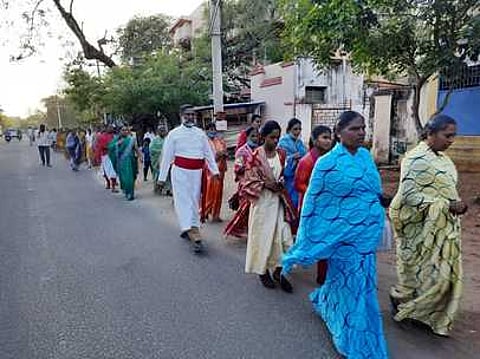 தவக்கால திருயாத்திரை நடைப்பயணத்தில் பங்கேற்றோா்.