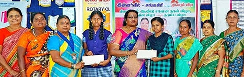 கல்வி உதவி தொகையை மாணவிகளுக்கு வழங்கிய தமிழ்நாடு சுற்றுலா பயண முகவா்கள் சங்க இணைச் செயலா் கல்பனா சிவராஜ், சங்ககிரி இன்னா்வீல் சங்கத் தலைவி இந்திராணி காா்த்திகேயன்.