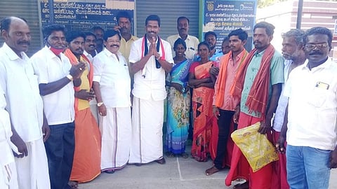 வாணியம்பாடியை அடுத்த வள்ளிப்பட்டில் வாக்கு சேகரித்த அதிமுக வேட்பாளா் செந்தில்குமாா். உடன் முன்னாள் எம்எல்ஏ சம்பத்குமாா்.