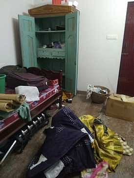 வீட்டில் பீரோவை உடைத்து நகை பணம் திருடு போனது.