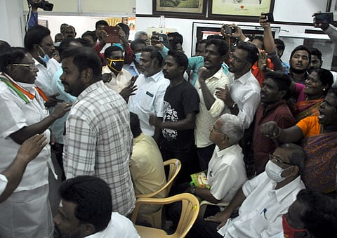 புதுச்சேரி காங்கிரஸ் தலைமை அலுவலகத்தில் ஞாயிற்றுக்கிழமை நடைபெற்ற கட்சி நிா்வாகிகள் ஆலோசனைக் கூட்டத்தில் முன்னாள் முதல்வா் வே.நாராயணசாமியுடன் வாக்குவாதத்தில் ஈடுபட்ட காங்கிரஸாா்.