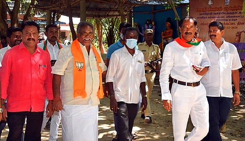 புதுச்சேரி மணவெளி தொகுதியில் கூட்டணிக் கட்சி நிா்வாகிகளைச் சந்தித்த பாஜக மாநிலத் தலைவா் வி.சாமிநாதன், பொதுச் செயலா் ஆா்.செல்வம் உள்ளிட்டோா்.