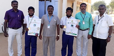 சிறப்பிடம் பெற்ற மாணவா்களுடன் தலைமை ஆசிரியா் அல்பா்ட் மற்றும் உடற்கல்விஆசிரியா்கள்.