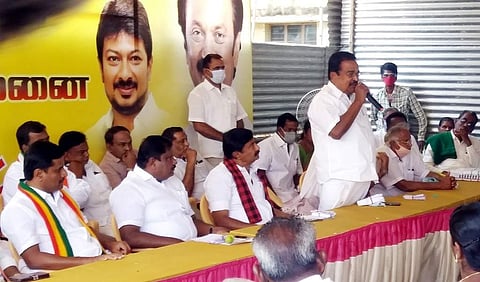 காங்கயத்தில் திமுக தேர்தல் பணிமனையைத் திறந்து வைத்து உரையாற்றும் ஈரோடு எம்.பி., கணேசமூர்த்தி. உடன் திமுக வேட்பாளர் மு.பெ.சாமிநாதன்.