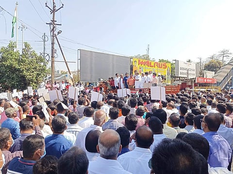 திருப்பூரில் நூல் விலை உயர்வை கட்டுப்படுத்த கோரி குமரன் சிலை முன்பாக நடைபெற்ற ஆர்ப்பாட்டத்தில் பங்கேற்ற தொழில்துறையினர்.