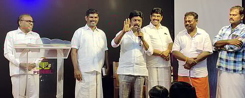 அடையக்கருங்குளம் பெனியேல் சா்ச்சில் வாக்கு கேட்டு பேசுகிறாா் இசக்கி சுப்பையா.