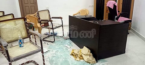 சேதமடைந்த அதிமுக அலுவலகம்.