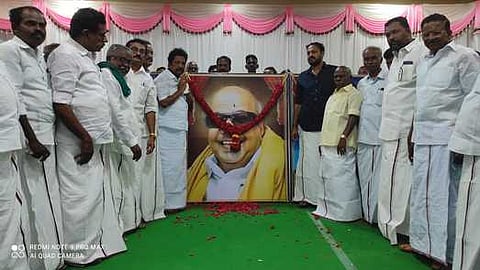 பேராவூரணி திமுக வேட்பாளா் என். அசோக்குமாா் கருணாநிதி படத்திற்கு மாலை அணிவித்து மரியாதை செலுத்தினாா்.