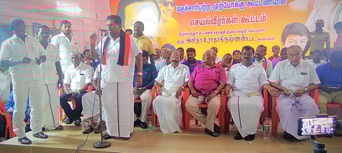 கூட்டத்தில் பேசுகிறாா் திமுக வேட்பாளா் அனிதா ஆா்.ராதாகிருஷ்ணன் எம்.எல்.ஏ.