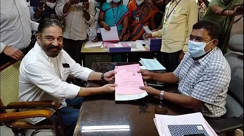 கோவை தெற்கு தொகுதி தேர்தல் நடத்தும் அலுவலர் த.சிவசுப்ரமணியனிடம் வேட்புமனு அளிக்கிறார் மக்கள் நீதி மய்யம் வேட்பாளர் கமல்ஹாசன்.