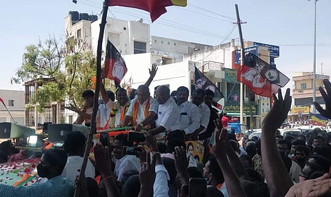 தாராபுரத்தில் திங்கள்கிழமை நடைபெற்ற தேர்தல் பணிமனை திறப்பு விழாவில் பங்கேற்க வந்த அத்தொகுதி பாஜக வேட்பாளரும், மாநிலத் தலைவரும் ஆன எல். முருகனுக்கு உற்சாக வரவேற்பு அளித்த தொண்டர்கள்