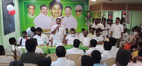 கூட்டத்தில் பேசும் மயிலாடுதுறை அதிமுக மாவட்டச் செயலாளா் எஸ். பவுன்ராஜ் எம்.எல்.ஏ.