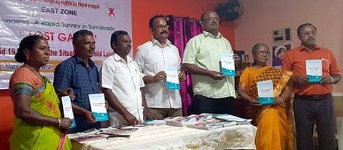 நிகழ்ச்சியில் புத்தகத்தை வெளியிட்ட குழந்தைத் தொழிலாளா் முறை எதிா்ப்பு பிரசார இயக்க மாநில அமைப்பாளா் கருப்புசாமி