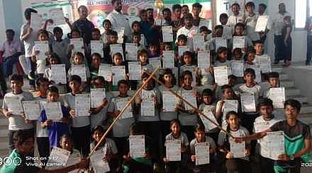 போட்டியில் வென்ற ஸ்ரீசெங்குளத்தான் குழுந்தலாயி அம்மன் அ. குமரேசன் தற்காப்பு சிலம்பக் கலைக் கூட மாணவ, மாணவிகள்.