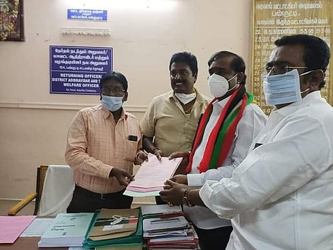 தேர்தல் அலுவலரிடம் வேட்புமனு தாக்கல் செய்யும் த.வா.க நிறுவனத் தலைவர் தி.வேல்முருகன்.