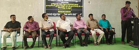 தோட்டப்பயிா்கள் வளா்ப்பு குறித்த தொழிற்நுட்ப பயிற்சியில் பேசிய மன்னாா்குடி தோட்டக்கலைத் துறை உதவி இயக்குநா் கே. இளவரசன்.