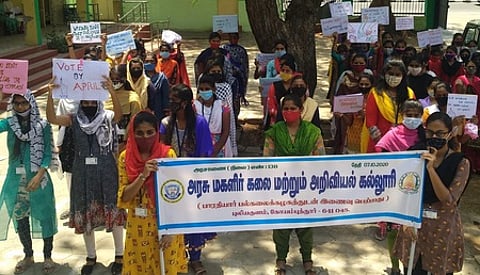 விழிப்புணா்வு நிகழ்ச்சியில் பங்கேற்ற மாணவிகள்.