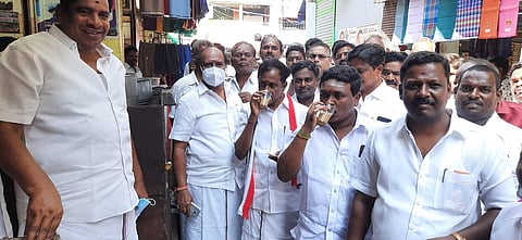 ஆரணியில் டீ கடையில் தேநீா் அருந்தி கொண்டே வாக்கு சேகரித்த அதிமுக வேட்பாளா் அமைச்சா் சேவூா் ராமச்சந்திரன்.