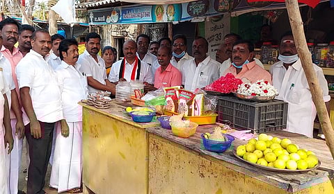 சிதம்பரம் தில்லையம்மன் நகரில் பொதுமக்களிடம் வாக்கு சேகரித்த அதிமுக வேட்பாளா் கே.ஏ.பாண்டியன்.