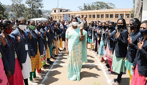 உதகை அரசு கலைக்கல்லூரியில் இளம் வாக்காளா்களிடத்தில் விழிப்புணா்வு ஏற்படுத்திய மாவட்ட ஆட்சியா் இன்னசென்ட் திவ்யா.