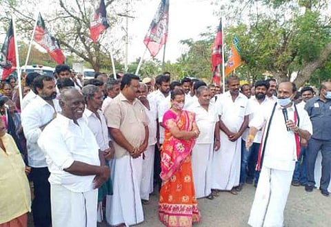 கழுகுமலையில் செவ்வாய்க்கிழமை வாக்கு சேகரிப்பில் ஈடுபட்ட அதிமுக வேட்பாளருமான கடம்பூா் செ.ராஜு.