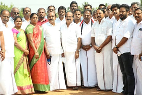 பெருந்துறையில் ஆய்வு மேற்கொண்ட அமைச்சா்கள் கே.ஏ.செங்கோட்டையன், கே.சி.கருப்பணன். உடன், பெருந்துறை தொகுதி அதிமுக வேட்பாளா் ஜெயகுமாா்.