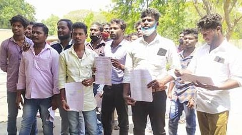 நெய்வேலியில் என்எல்சி நிலம் எடுப்பு அலுவலகத்துக்கு செவ்வாய்க்கிழமை மனு அளிக்க வந்த மூலக்குப்பம் கிராம இளைஞா்கள்.