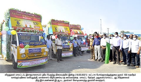 ராஜபாளையத்தில் செவ்வாய்க்கிழமை தோ்தல் விழிப்புணா்வு ரத ஊா்வலத்தை தொடக்கி வைத்த மாவட்ட ஆட்சியா் ஆா். கண்ணன்.