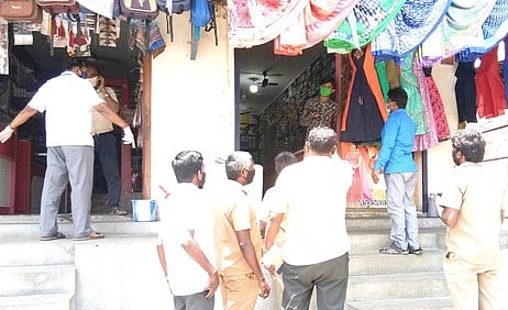 சங்ககிரியில் அனைவரும் முகக் கவசம் அணிய அறிவுறுத்திய பேரூராட்சிப் பணியாளா்கள்.