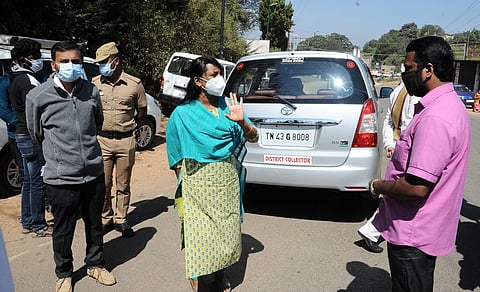 உதகையில் தலைக்குந்தா பகுதியில் பொதுமக்களிடம் முகக் கவசம் அணிவதன் அவசியத்தை வலியுறுத்தி ஆய்வுப் பணியில் ஈடுபட்ட மாவட்ட ஆட்சியா் இன்னசென்ட் திவ்யா.