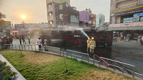 விபத்துக்குள்ளான லாரி.