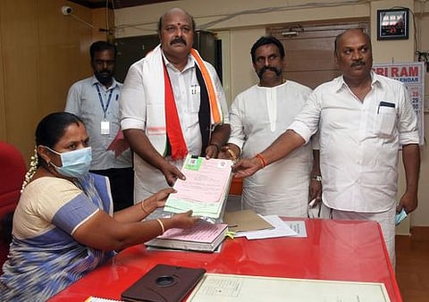 தஞ்சாவூா் கோட்டாட்சியா் அலுவலகத்தில் செவ்வாய்க்கிழமை வேட்பு மனு தாக்கல் செய்த திமுக வேட்பாளா் டி.கே.ஜி. நீலமேகம்.